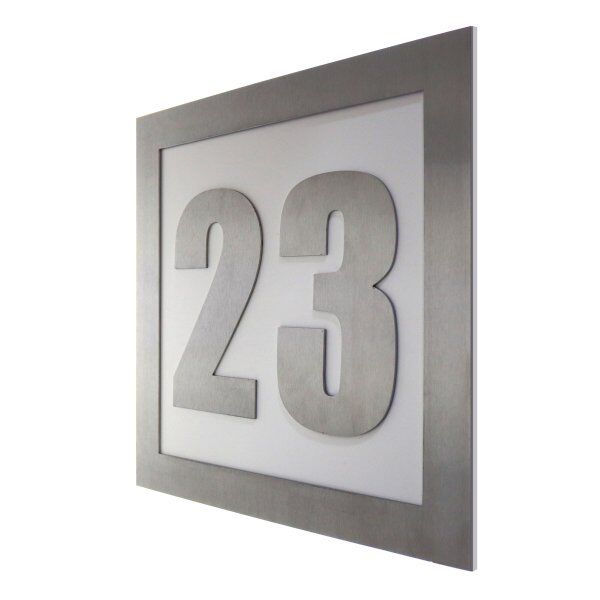 Hausnummer aus Edelstahl mit Acryl in weiß 30 Grad Ansicht